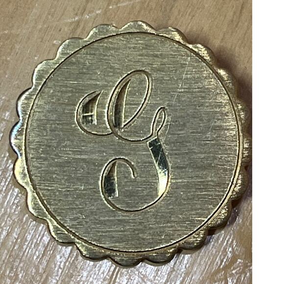 Vintage monogramed "G" gold tone pin brooch. scalloped edge - Picture 1 of 3